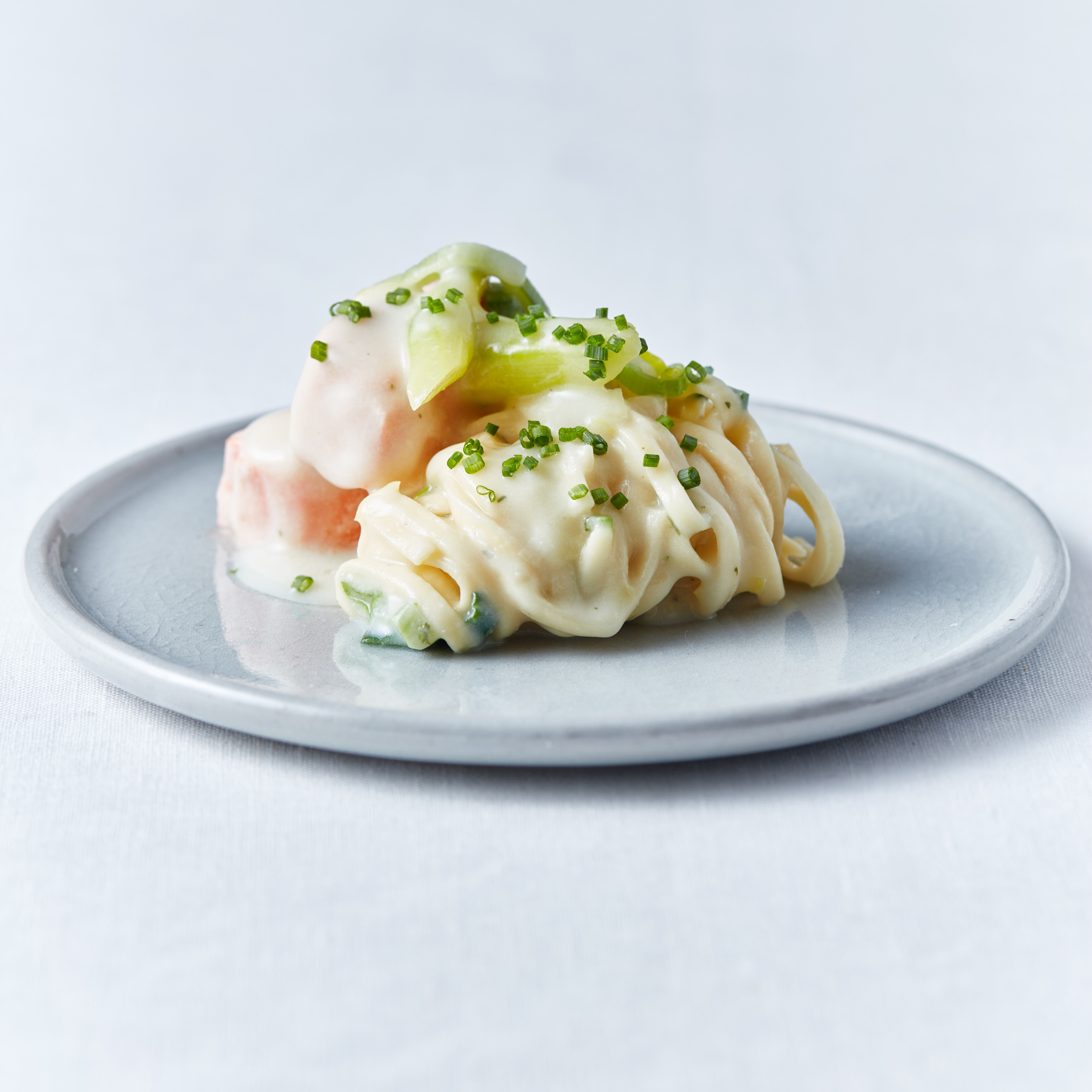 Pasta saus met asperges, verse zalm en dragon